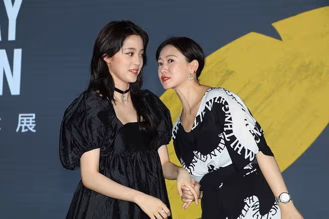 "奶奶輩"的翁虹好有氣質,簡約穿搭也優雅,直接升級"媽媽輩"