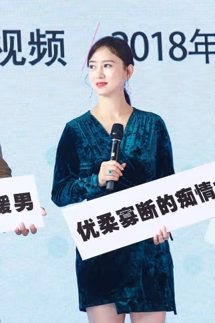 "奶奶輩"的翁虹好有氣質,簡約穿搭也優雅,直接升級"媽媽輩"