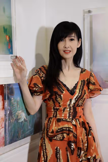 周慧敏老的一點不真實,身穿V領連衣裙,52歲的年紀還有清純感