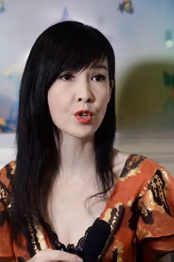周慧敏老的一點不真實,身穿V領連衣裙,52歲的年紀還有清純感