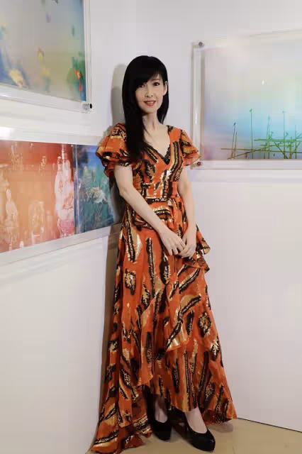 周慧敏老的一點不真實,身穿V領連衣裙,52歲的年紀還有清純感