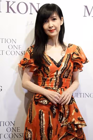 周慧敏老的一點不真實,身穿V領連衣裙,52歲的年紀還有清純感
