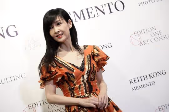 周慧敏老的一點不真實,身穿V領連衣裙,52歲的年紀還有清純感