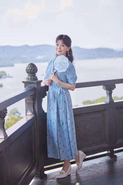 「白娘子」趙雅芝重遊雷峰塔,身穿淡藍色長裙,絲毫不見老