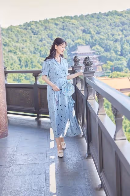 「白娘子」趙雅芝重遊雷峰塔,身穿淡藍色長裙,絲毫不見老