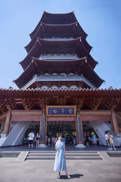 「白娘子」趙雅芝重遊雷峰塔,身穿淡藍色長裙,絲毫不見老