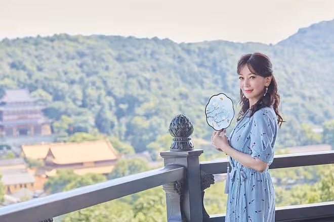 「白娘子」趙雅芝重遊雷峰塔,身穿淡藍色長裙,絲毫不見老