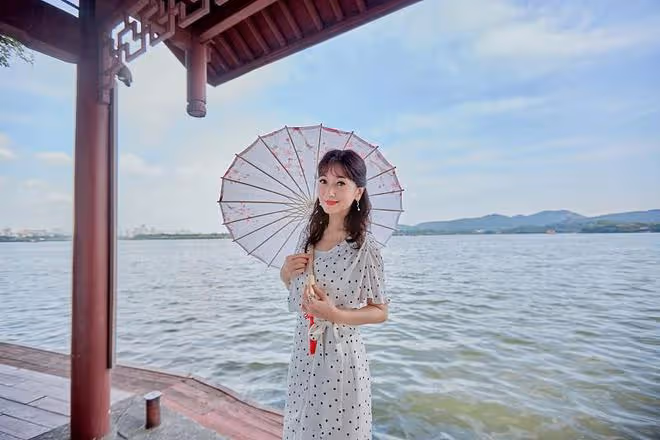 「白娘子」趙雅芝重遊雷峰塔,身穿淡藍色長裙,絲毫不見老