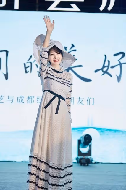 「白娘子」趙雅芝重遊雷峰塔,身穿淡藍色長裙,絲毫不見老