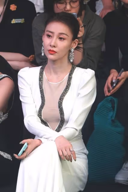 賈青生圖依舊不見老,皮膚緊緻身材窈窕,一襲長裙看起來好美艷
