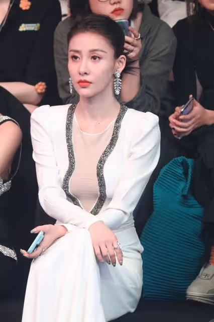 賈青生圖依舊不見老,皮膚緊緻身材窈窕,一襲長裙看起來好美艷