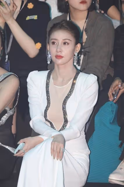 賈青生圖依舊不見老，皮膚緊緻身材窈窕，一襲長裙看起來好美艷