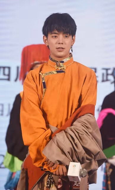 丁真雖然長得黑,但穿藏袍仍帥氣,無修鏡頭下長相還挺普通