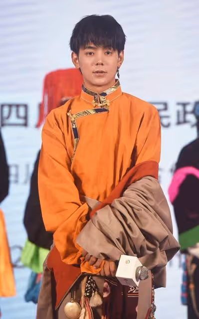 丁真雖然長得黑,但穿藏袍仍帥氣,無修鏡頭下長相還挺普通