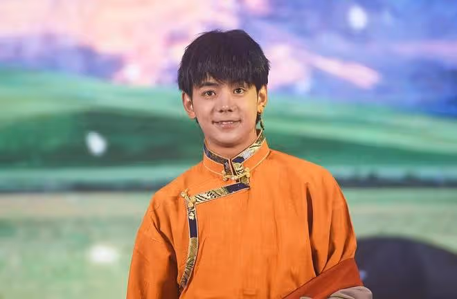 丁真雖然長得黑,但穿藏袍仍帥氣,無修鏡頭下長相還挺普通