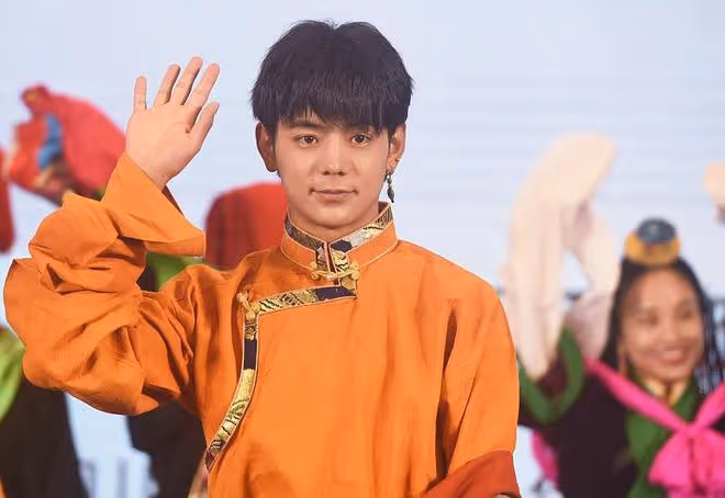丁真雖然長得黑,但穿藏袍仍帥氣,無修鏡頭下長相還挺普通