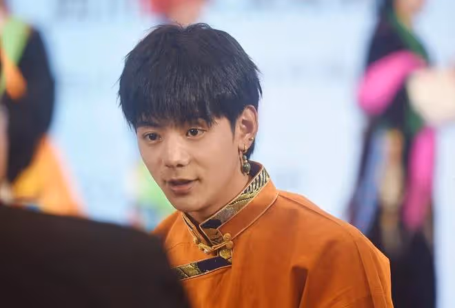 丁真雖然長得黑,但穿藏袍仍帥氣,無修鏡頭下長相還挺普通