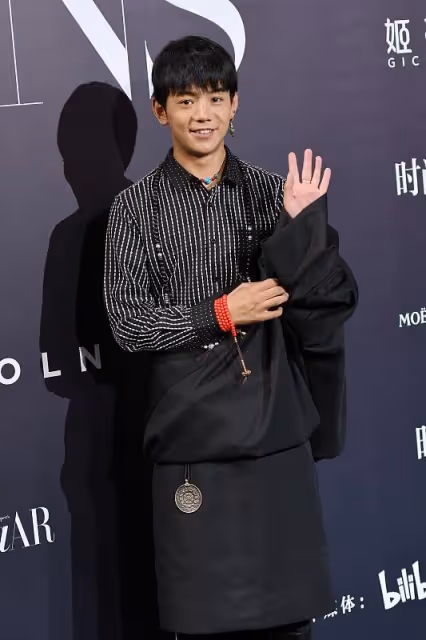 丁真雖然長得黑,但穿藏袍仍帥氣,無修鏡頭下長相還挺普通