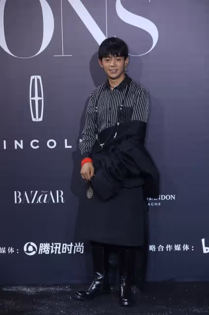 丁真雖然長得黑,但穿藏袍仍帥氣,無修鏡頭下長相還挺普通