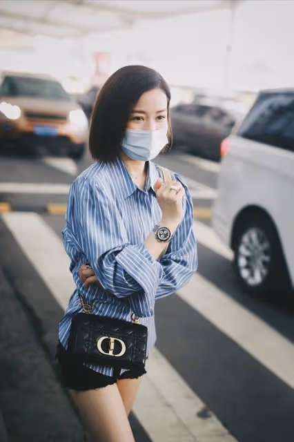 佘詩曼穿短褲配長靴，混季節穿搭還挺潮，一點不見老態