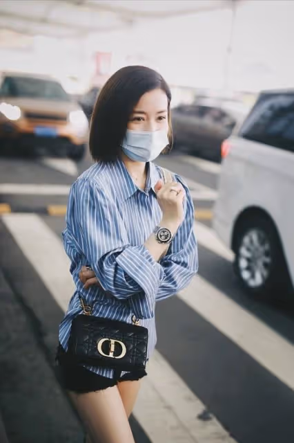 佘詩曼穿短褲配長靴,混季節穿搭還挺潮,一點不見老態