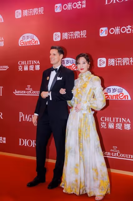被39歲的鄭希怡驚艷到了,身穿長裙大秀模特身材,真是腿長一米八