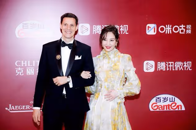 被39歲的鄭希怡驚艷到了,身穿長裙大秀模特身材,真是腿長一米八