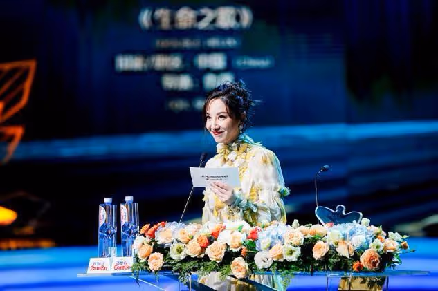 被39歲的鄭希怡驚艷到了,身穿長裙大秀模特身材,真是腿長一米八