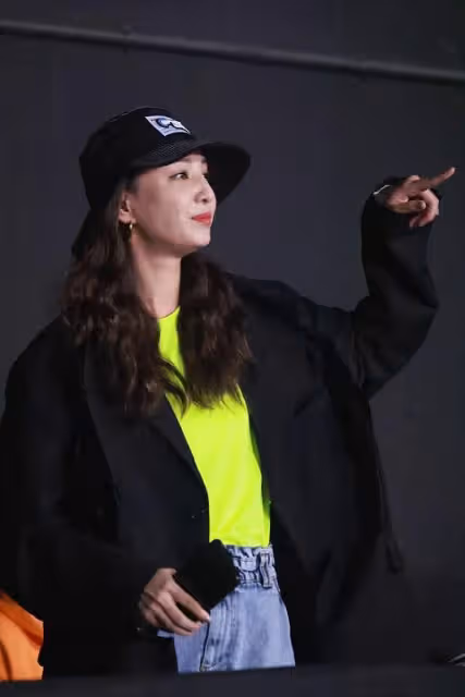 被39歲的鄭希怡驚艷到了,身穿長裙大秀模特身材,真是腿長一米八