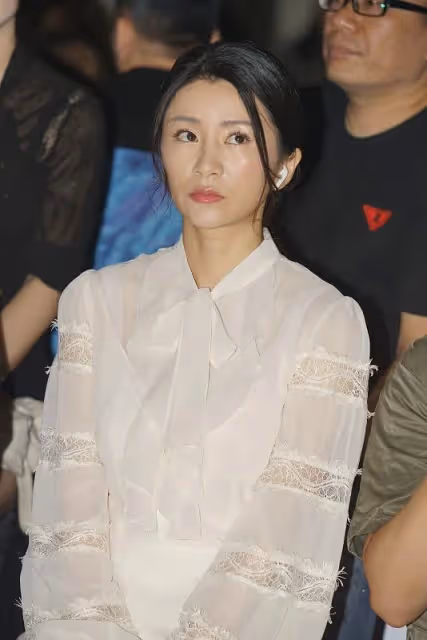 "魔音"劉庭羽狀態不真實,身穿仙氣白裙,怎麼看都不像年近40歲