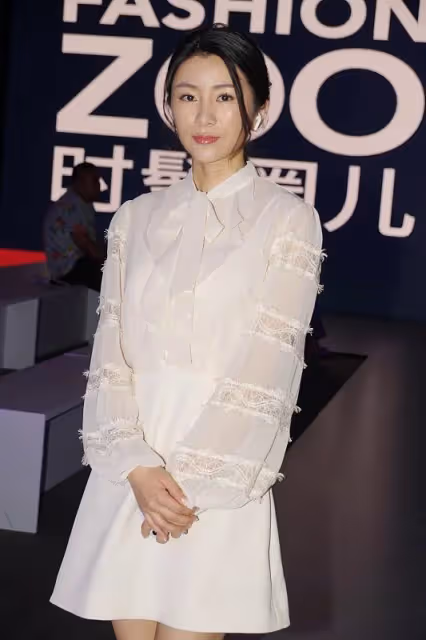 "魔音"劉庭羽狀態不真實,身穿仙氣白裙,怎麼看都不像年近40歲