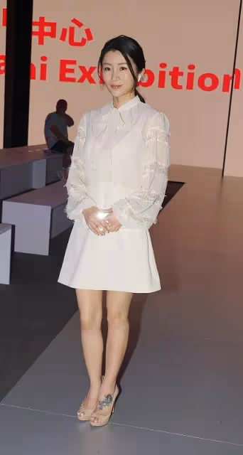 "魔音"劉庭羽狀態不真實,身穿仙氣白裙,怎麼看都不像年近40歲
