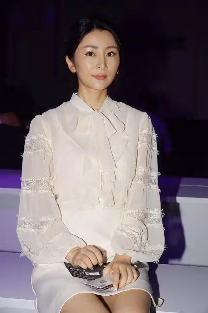 "魔音"劉庭羽狀態不真實,身穿仙氣白裙,怎麼看都不像年近40歲