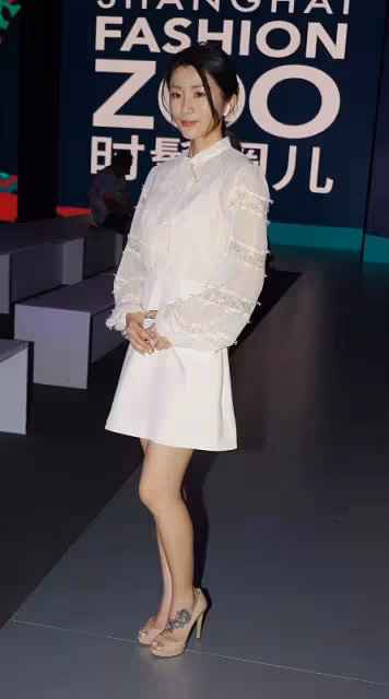 "魔音"劉庭羽狀態不真實,身穿仙氣白裙,怎麼看都不像年近40歲