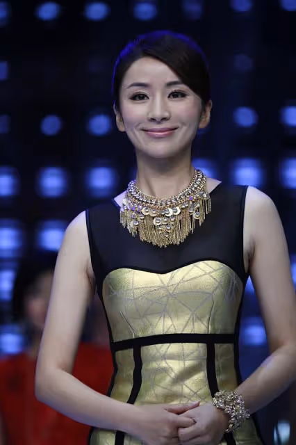 "魔音"劉庭羽狀態不真實,身穿仙氣白裙,怎麼看都不像年近40歲