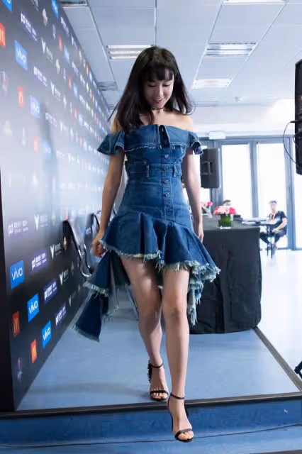 婁藝瀟1米68還要再踩高跟鞋，搭配牛仔短裙，光看腿長就有1米8