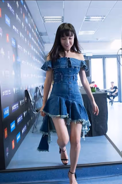 婁藝瀟1米68還要再踩高跟鞋，搭配牛仔短裙，光看腿長就有1米8