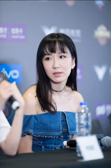 婁藝瀟1米68還要再踩高跟鞋，搭配牛仔短裙，光看腿長就有1米8