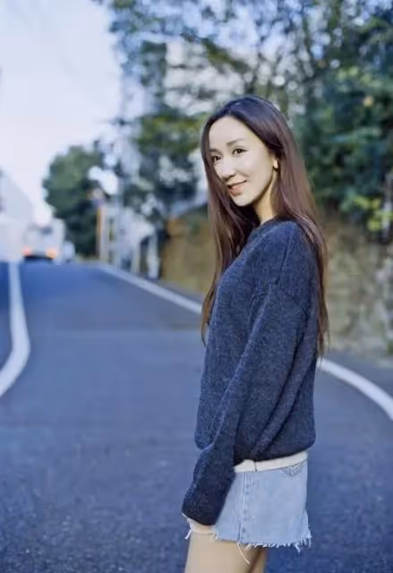 婁藝瀟1米68還要再踩高跟鞋,搭配牛仔短裙,光看腿長就有1米8