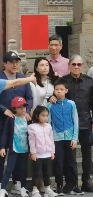 郭晶晶一家六口掃墓!78歲公公穿黑色精神好,兒子個頭到爺爺肩膀