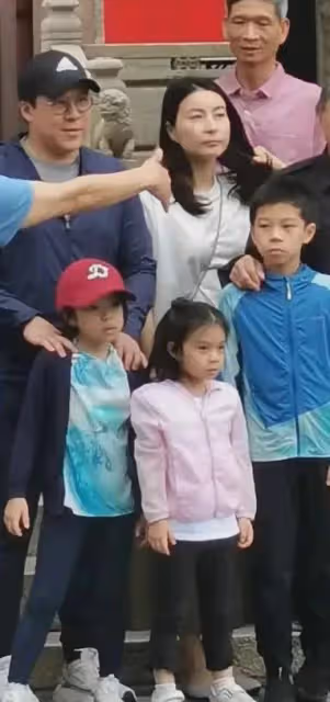 郭晶晶一家六口掃墓!78歲公公穿黑色精神好,兒子個頭到爺爺肩膀