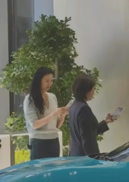 笑不活了!雷軍老婆陪鄧文迪看SU7,短髮幹練被誤認成銷售人員!