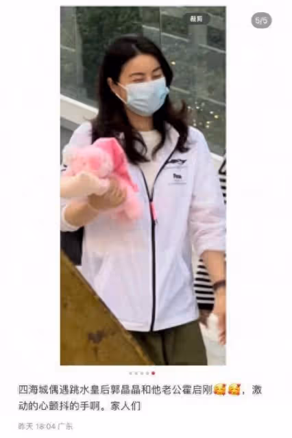 郭晶晶霍啟剛攜仨子女商場遊玩,8萬愛馬仕包上掛驅蚊液太接地氣