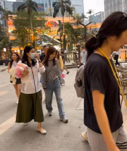 郭晶晶霍啟剛攜仨子女商場遊玩,8萬愛馬仕包上掛驅蚊液太接地氣
