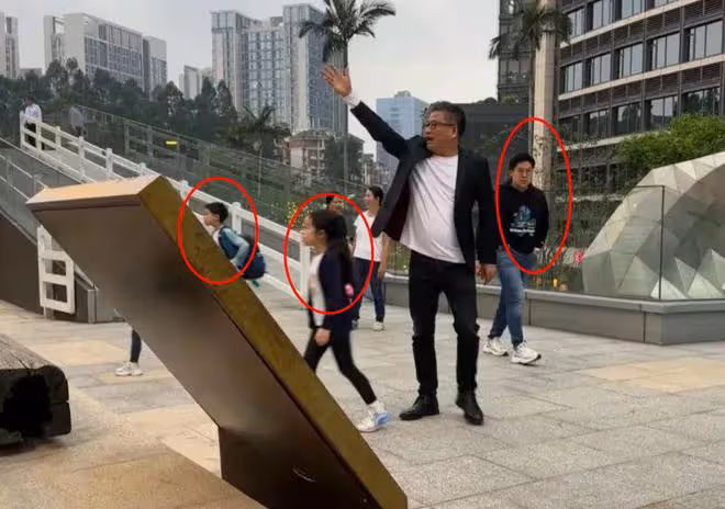 郭晶晶霍啟剛攜仨子女商場遊玩,8萬愛馬仕包上掛驅蚊液太接地氣