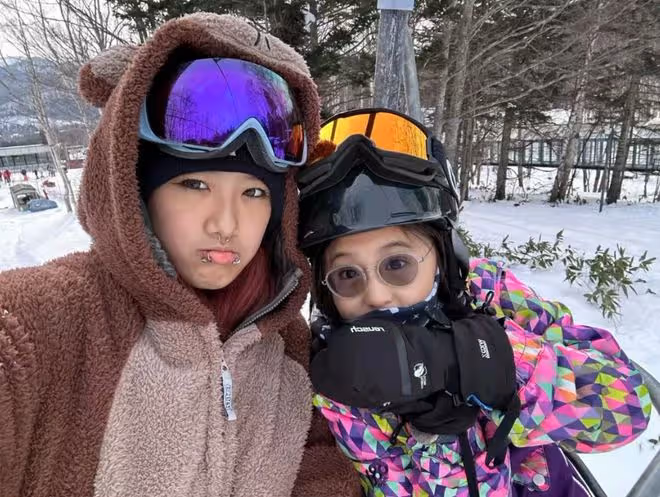 賈靜雯18歲長女曬近照，梧桐妹穿修身衣小秀性感，取掉鼻環更漂亮