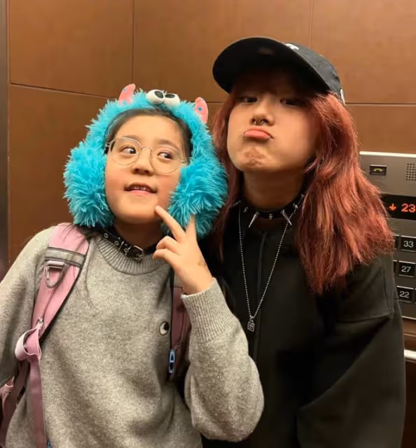 賈靜雯18歲長女曬近照，梧桐妹穿修身衣小秀性感，取掉鼻環更漂亮