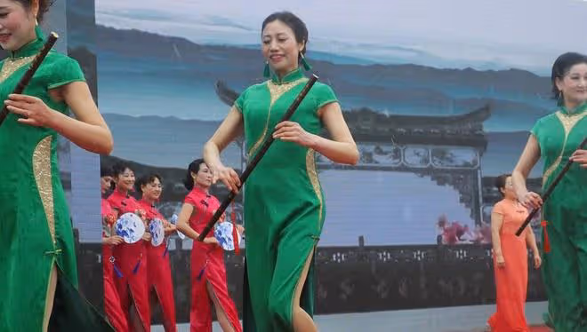 旅遊途中出軌了年輕小伙，52歲阿姨哭述：我真太糊塗啊