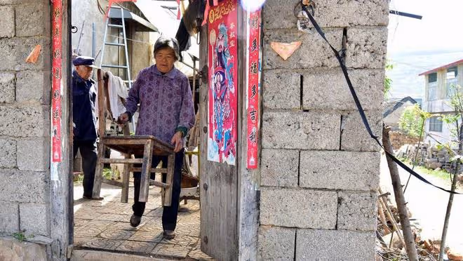 河南老伯為供兒子讀大學讓閨女輟學，兒子畢業躺家啃老8年愁壞人