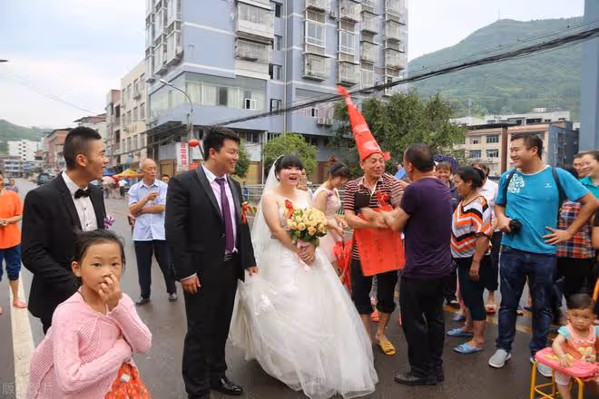 結婚後公公提出要兒媳回娘家住，兒媳提三個條件，公公沉默不語